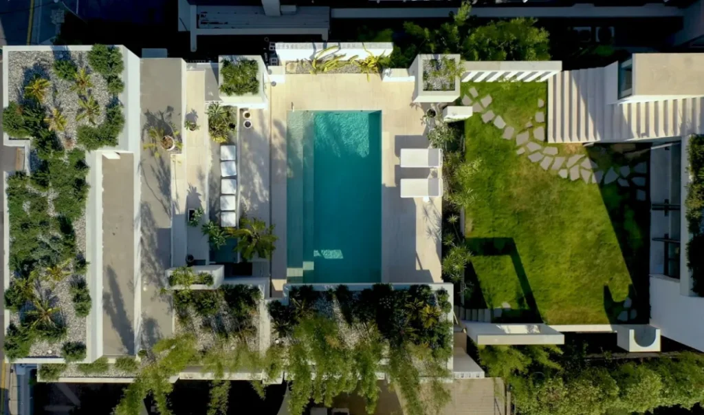 Roof garden con piscina como "corazón"